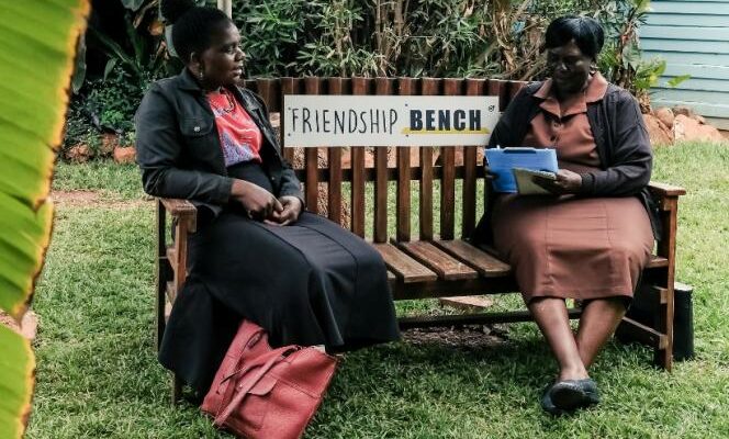 Thérapie sur bancs publics : un remède de grands-mères du Zimbabwe au Mondial de football