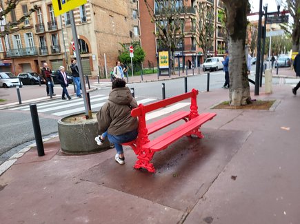 Toulouse : Du vert au rouge, une nouvelle couleur expérimentée sur des bancs de la rue Ozenne