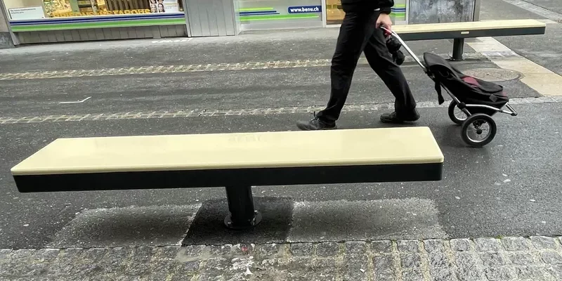 Neuchâtel: un banc public… qui ménage les tibias !
