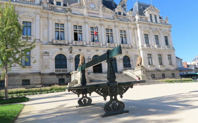 Installation de nouveaux bancs à Vannes : “On n’est pas bon sur les bancs publics”