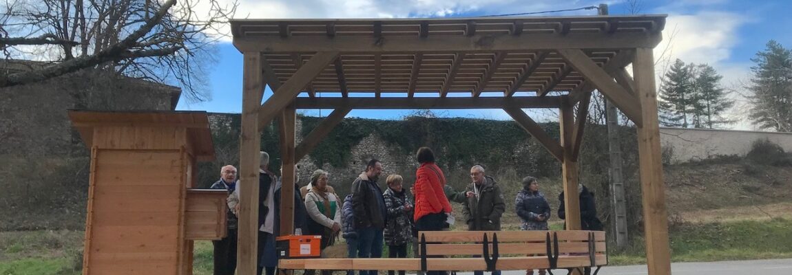 Un banc citoyen abrité et convivial à Saint Marcelin